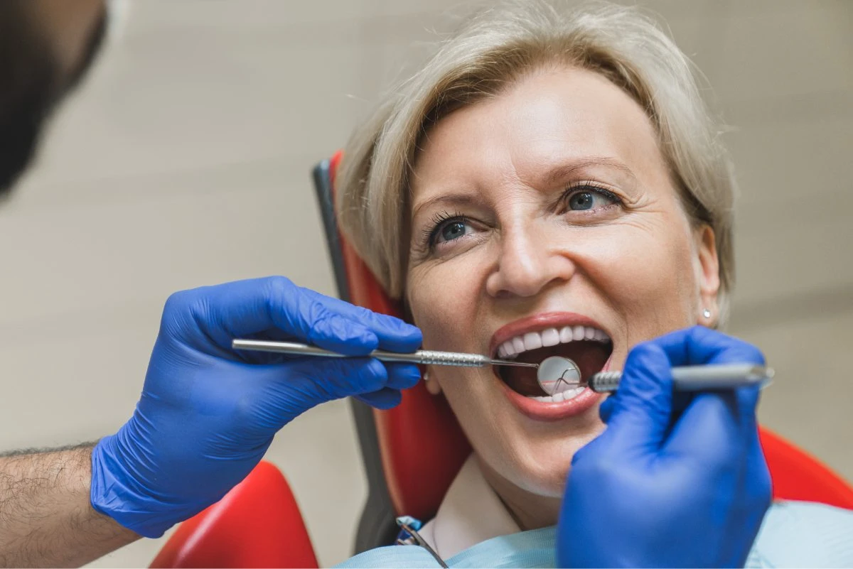 zena-sa-zubnim-implantima-kod-stomatologa