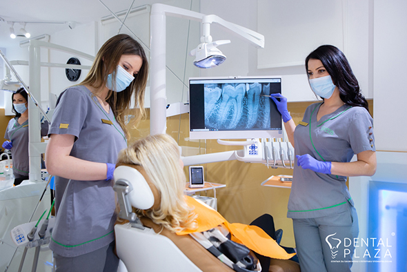 stomatoloska sestra pokazuje rendgen snimak zuba