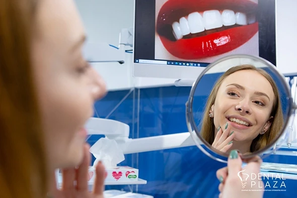 stomatoloski pacijent se ogleda u ogledalu u ordinaciji Dental Plaze