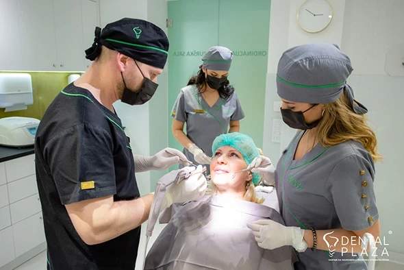 stomatoloski radnici i pacijent u hirurskoj sali