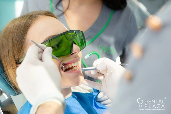 zena popravlja zube u stomatoloskoj ordinaciji