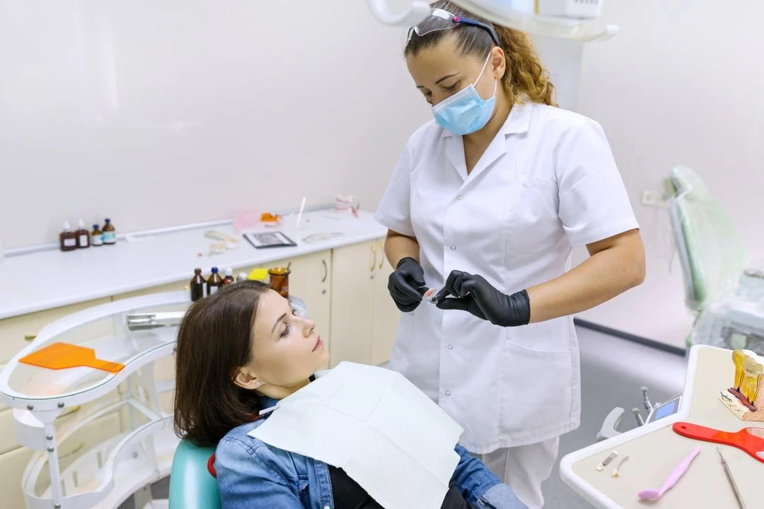 Zubarka postavlja parcijalnu protezu pacijentkinji.